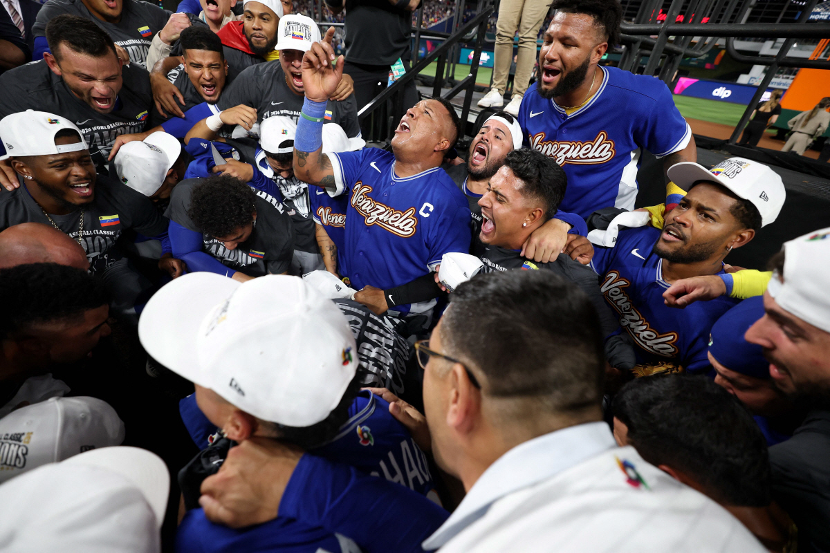 '美 격파' 목청 터져라 국가 부른 베네수엘라, 사상 최초 우승 감격 눈…