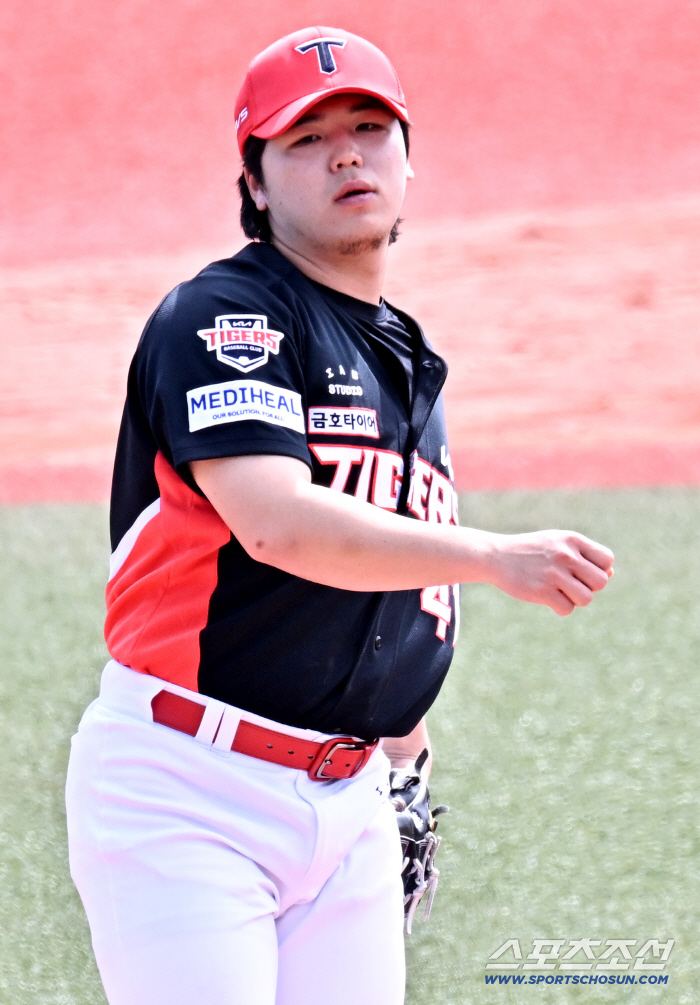 황동하냐, 김태형이냐...'박빙의 경쟁' KIA 5선발 누구? 이범호 감독이 준 힌트는