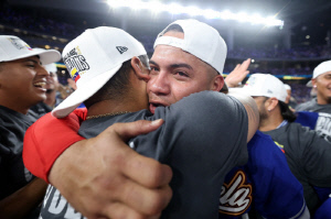 폭풍 오열! 스시 피자 먹고 '기쁨의 눈물'까지 먹었다…장난스럽던 베네수엘라, 우승 앞에선 '엄근진'