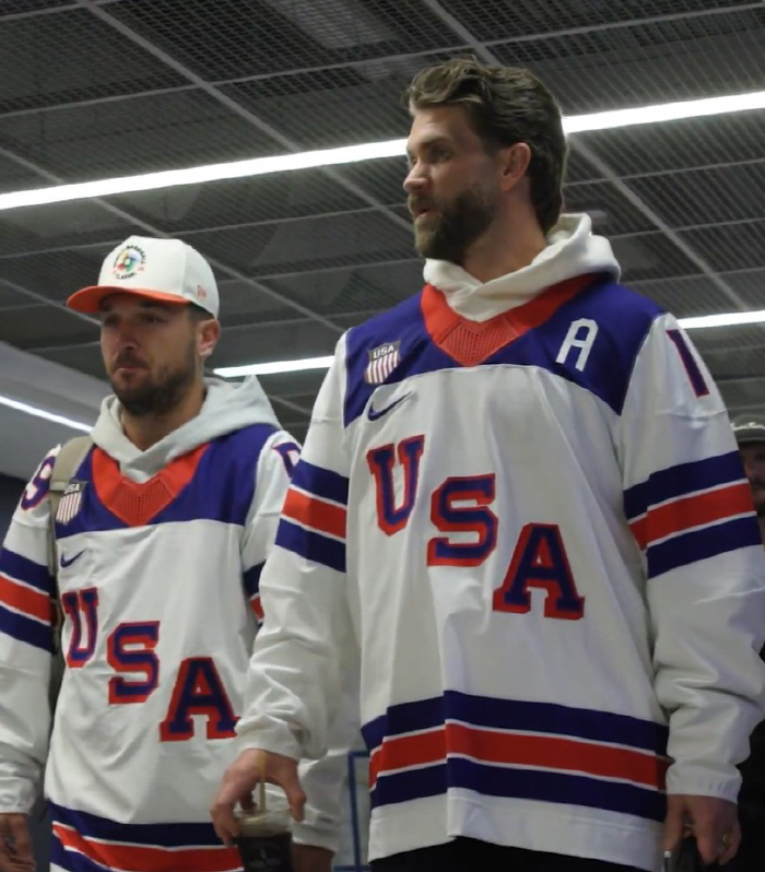 쟤는 왜 왔어? 美 금메달 아이스하키복 위풍당당 워킹...스쿠벌, 준우승…