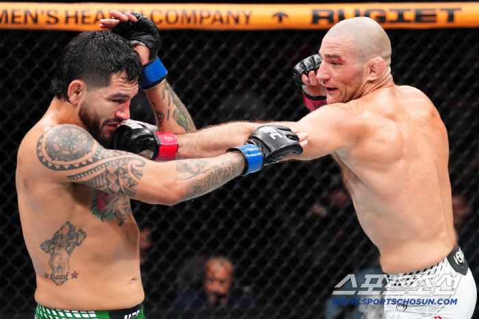 15승무패 챔피언 치마예프, 전챔프 스트릭랜드와 5月 미들급 타이틀전[U…