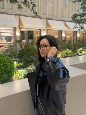 [SCin스타]한지민, 얼굴 내밀고 ‘올블랙 활보’…청순 지우고 걸크러시 반전