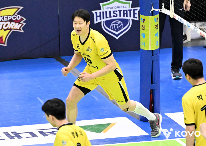 기적의 확률 뚫었다, KB손보, 최종전 극적인 승리 5위→3위로 봄배구 진출, 한국전력 4위→5위 탈락[수원리뷰]