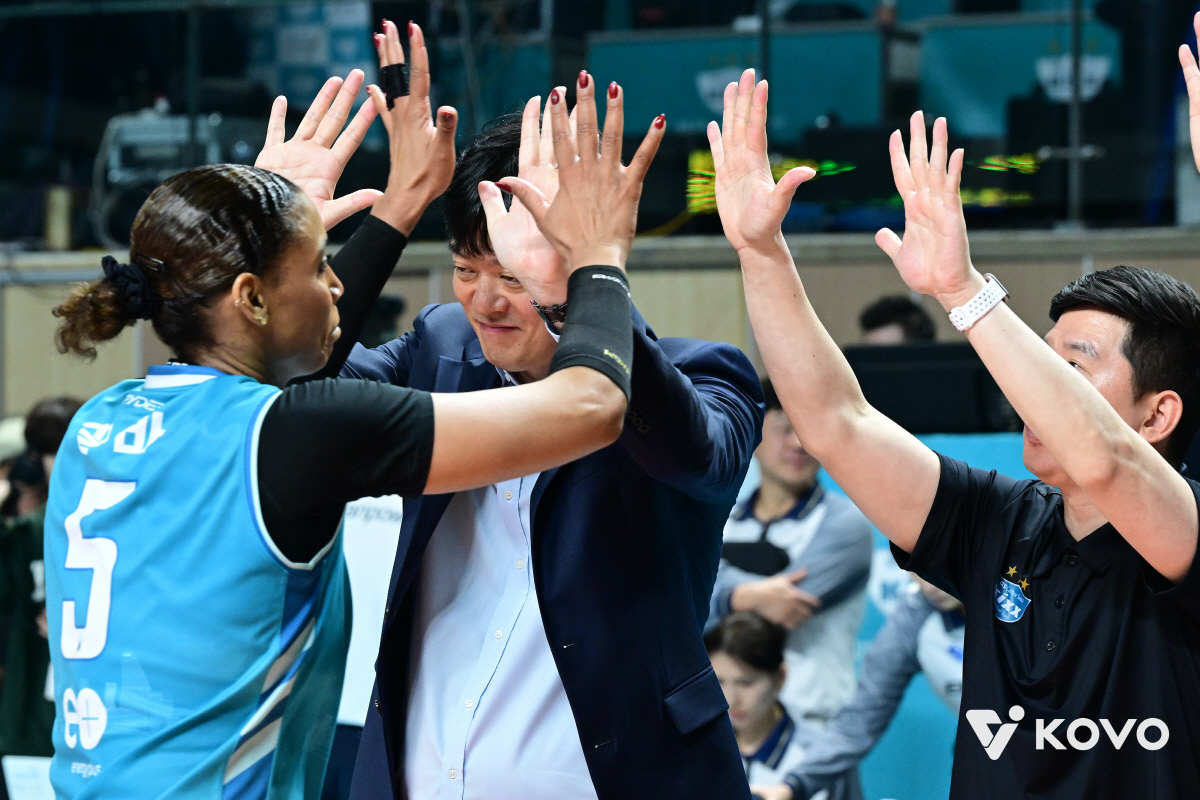 충격 14연패→극적 PS 진출, 감독 울컥했다…"진짜 처참했다, 선수들 …