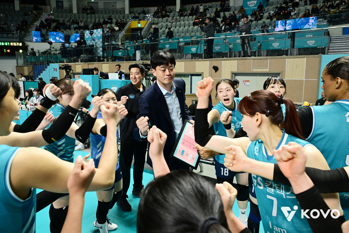 충격 14연패→극적 PS 진출, 감독 울컥했다…"진짜 처참했다, 선수들 …