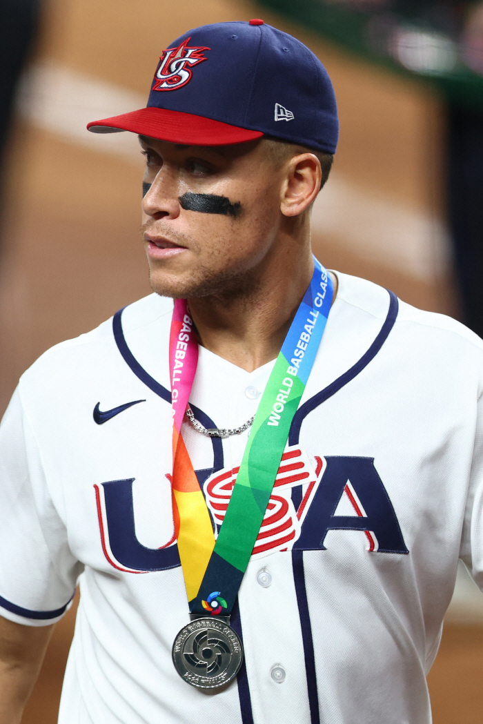 'KKK 굴욕→美 또 2위' 애런 저지, 메달에 분풀이…