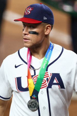 'KKK 굴욕→美 또 2위' 애런 저지, 메달에 분풀이…