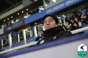 '첫 승' 황선홍 감독의 미소 