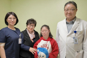 다운증후군·심장병 앓던 30대, 백내장·유방암도 수술로 극복