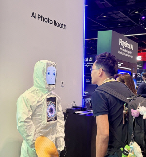 '나도 젠슨황?' 가죽재킷 사진 체험에 삼성부스 몰린 GTC 관객들