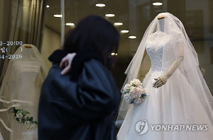 작년 결혼 24만건, 7년 만에 최다…'연상연하' 초혼 20% 돌파