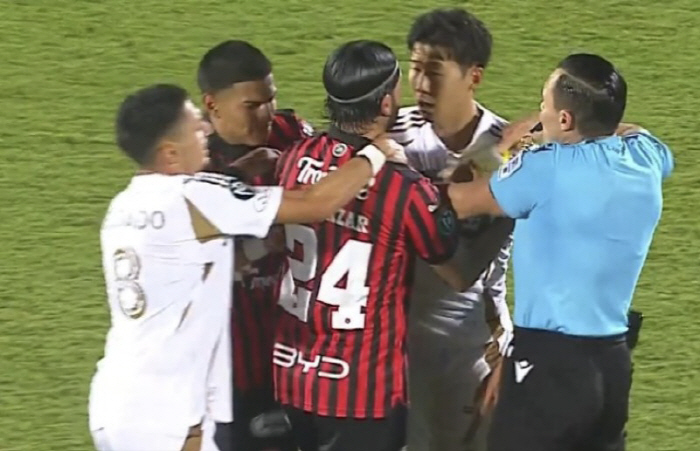 韓 축구 철렁! '피 철철' 발목 부상 위기, 손흥민 월드컵 못 나가야 끝날까...또 SON 덮친 무개념 태클, 미소천사 쏘니도 이례적 분노 폭발