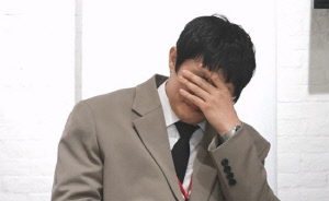 기안84, '우상' 이토준지 선물에 눈물…'성범죄 은폐' 출판사 소개 논란 지울까