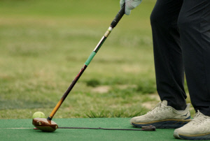 시니어 인기 스포츠 '파크골프', 부상 없이 즐기려면?