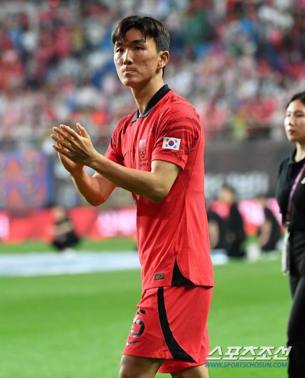 한국 초대형 사고 터졌다, '국대 핵심' 황인범 부상 심각? 목발 신세 …