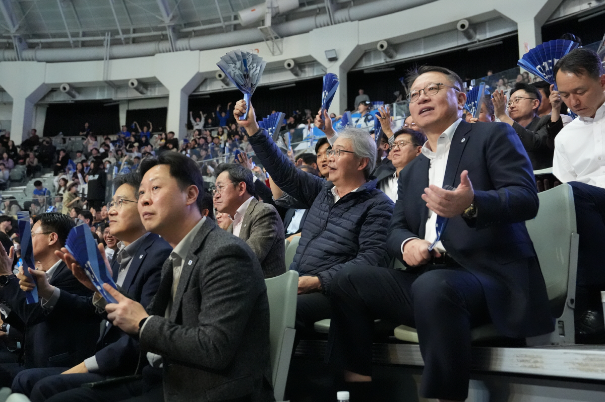 "큰 힘 얻었습니다" 후반기 승률 78% 매직…'회장님' 사랑이 빚은 '…