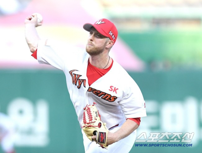 'KBO 48승→메이저 65승' 역수출 신화 켈리, 허리통증 후 두번째 …