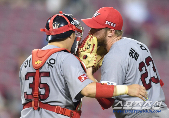 'KBO 48승→메이저 65승' 역수출 신화 켈리, 허리통증 후 두번째 …