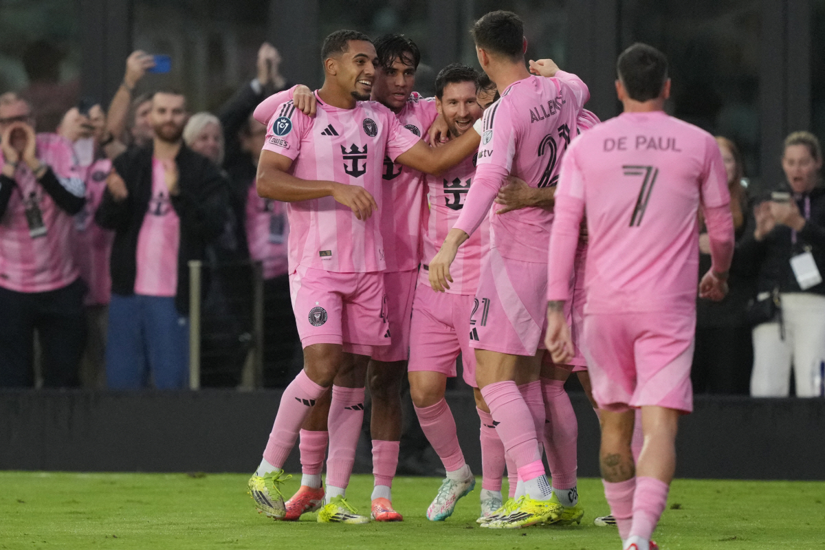 손흥민은 조용한데! 혼쭐난 메시는 900호골 작렬, 'SON 바라기' 특…