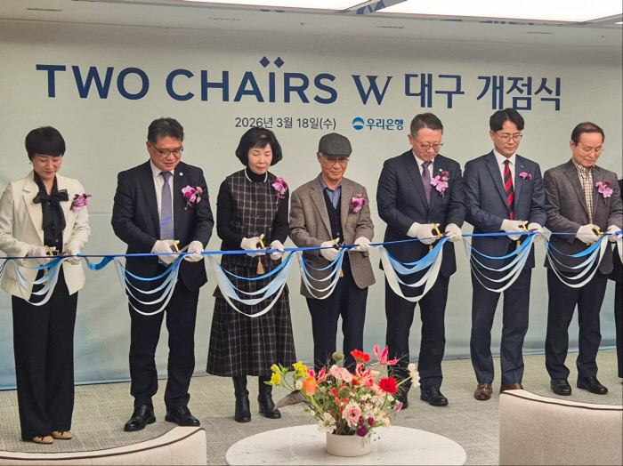 '신뢰와 열정, 큰 시너지로!' 포항스틸러스, '우리은행 TWO CHAIRS W 대구' 개점식 참석…파트너십 강화