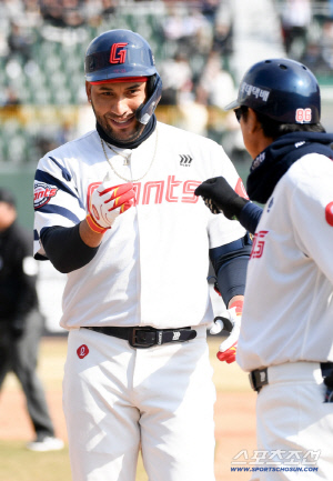 롯데 타선 핵심, 외국인 타자 레이예스...2G 연속 선발 제외 왜? [부산 현장]