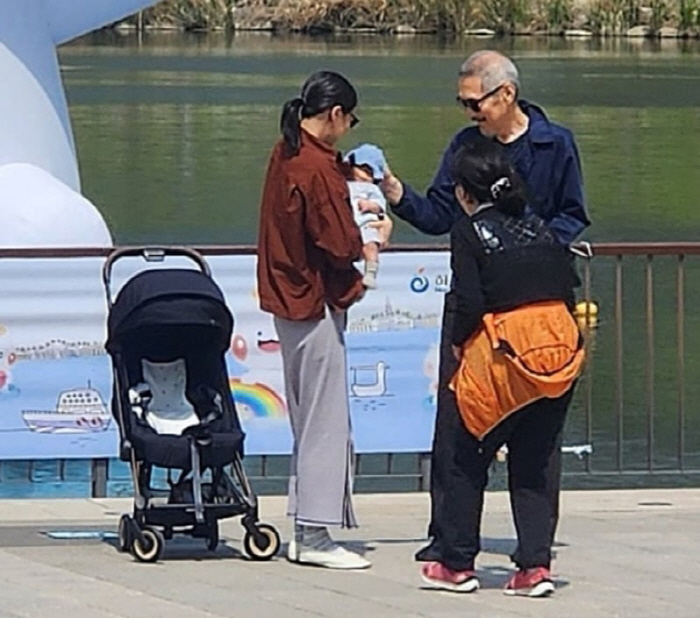 홍상수, 子유모차 밀고 김민희와 커플룩…'주변 의식無' 공원 산책 또 포…