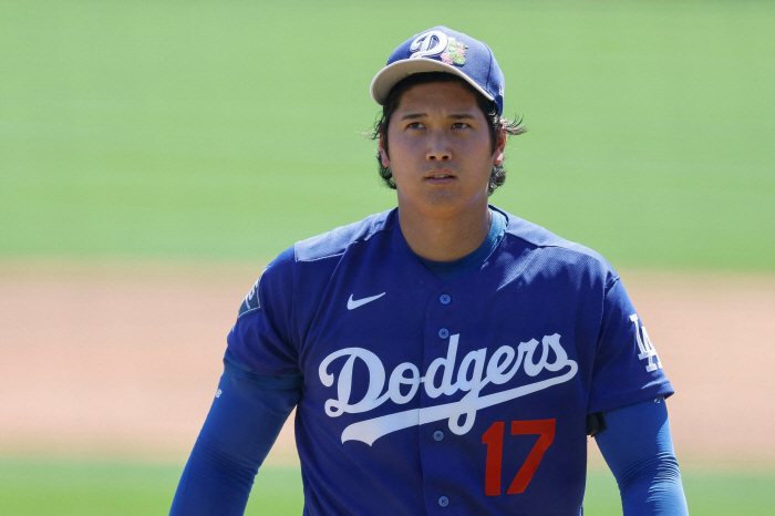 천하의 오타니가 타자를 포기하다니! 첫 등판 땀 닦아내며 161㎞ 4K 무실점, LAD 5인 로테이션 확정