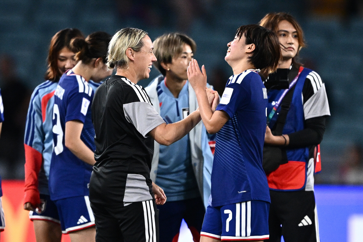 '한일전 4-1 초박살' 일본 축제다...중국 난리난 반응 "어른이 아이…