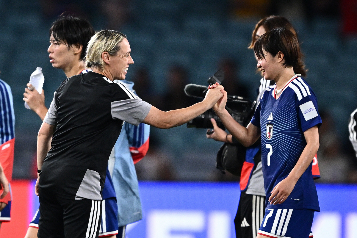 '한일전 4-1 초박살' 일본 축제다...중국 난리난 반응 "어른이 아이…