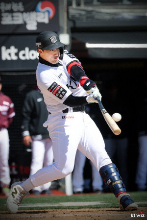 'KBO 투수가 쉬워?' 국대 4번 안현민, KT 복귀 첫 타석부터 3볼 타격→장외홈런 쾅, 레이저송구 보살까지 공수 맹활약