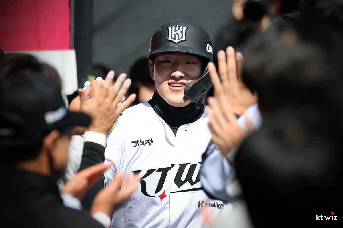 'KBO 투수가 쉬워?' 국대 4번 안현민, KT 복귀 첫 타석부터 3볼…