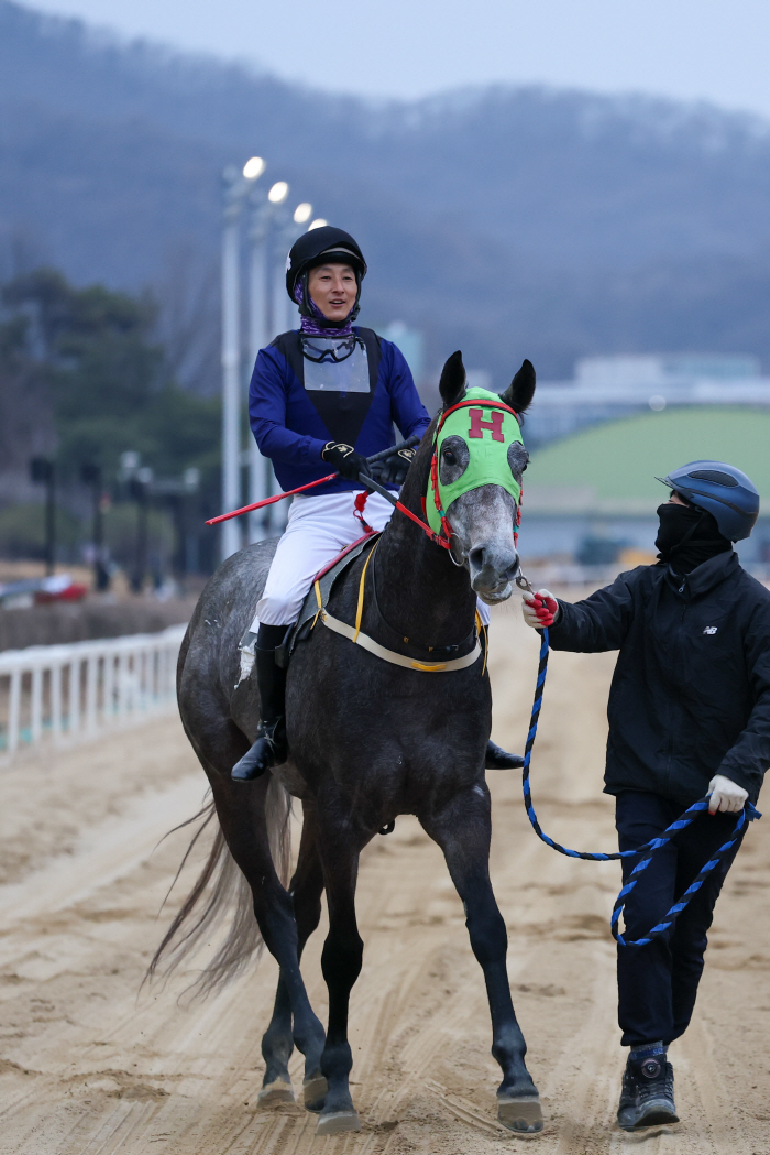 [경마] 한국경마 네 번째 1000승 기수 탄생 … 김용근 기수, 데뷔 21년만의 금자탑