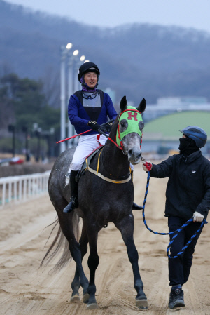 [경마] 한국경마 네 번째 1000승 기수 탄생 … 김용근 기수, 데뷔 21년만의 금자탑