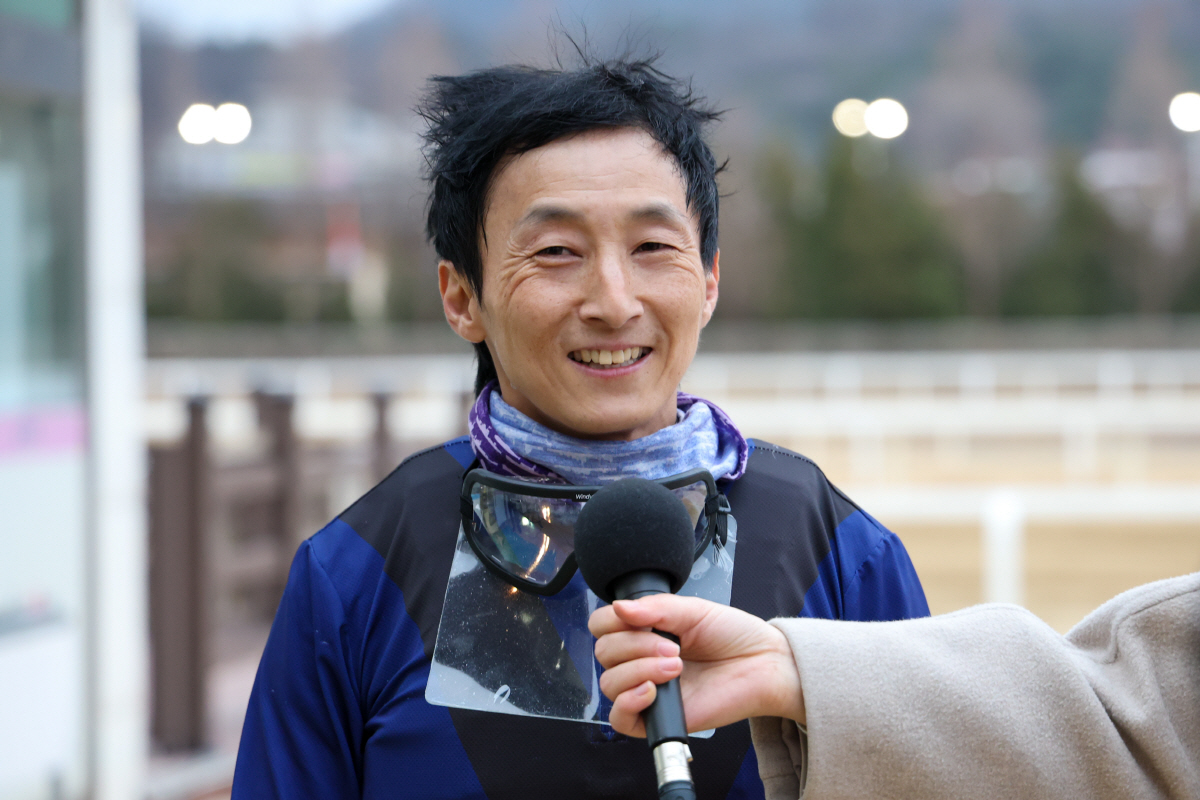 [경마] 한국경마 네 번째 1000승 기수 탄생 … 김용근 기수, 데뷔 …