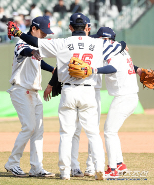 '봄의 롯데' 와 이리 무섭노...33이닝 5실점 천적, 2이닝 7실점으로 털어버렸다 [부산 현장]