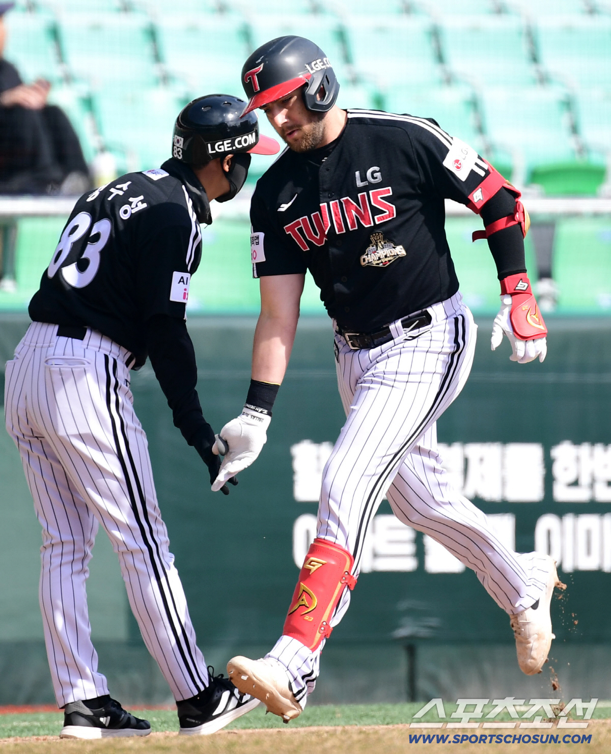 '홈런 공장' 명성 여전하네! 최정 2G 연속 아치 → 고명준 시범경기 …