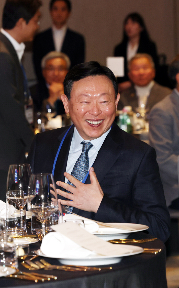 '찐 스키사랑' 신동빈 롯데 회장, '역대 최고 성적' 스키·스노보드 대표 격려...사재로 특별포상