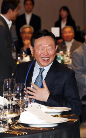 '찐 스키사랑' 신동빈 롯데 회장, '역대 최고 성적' 스키·스노보드 대표 격려...사재로 특별포상