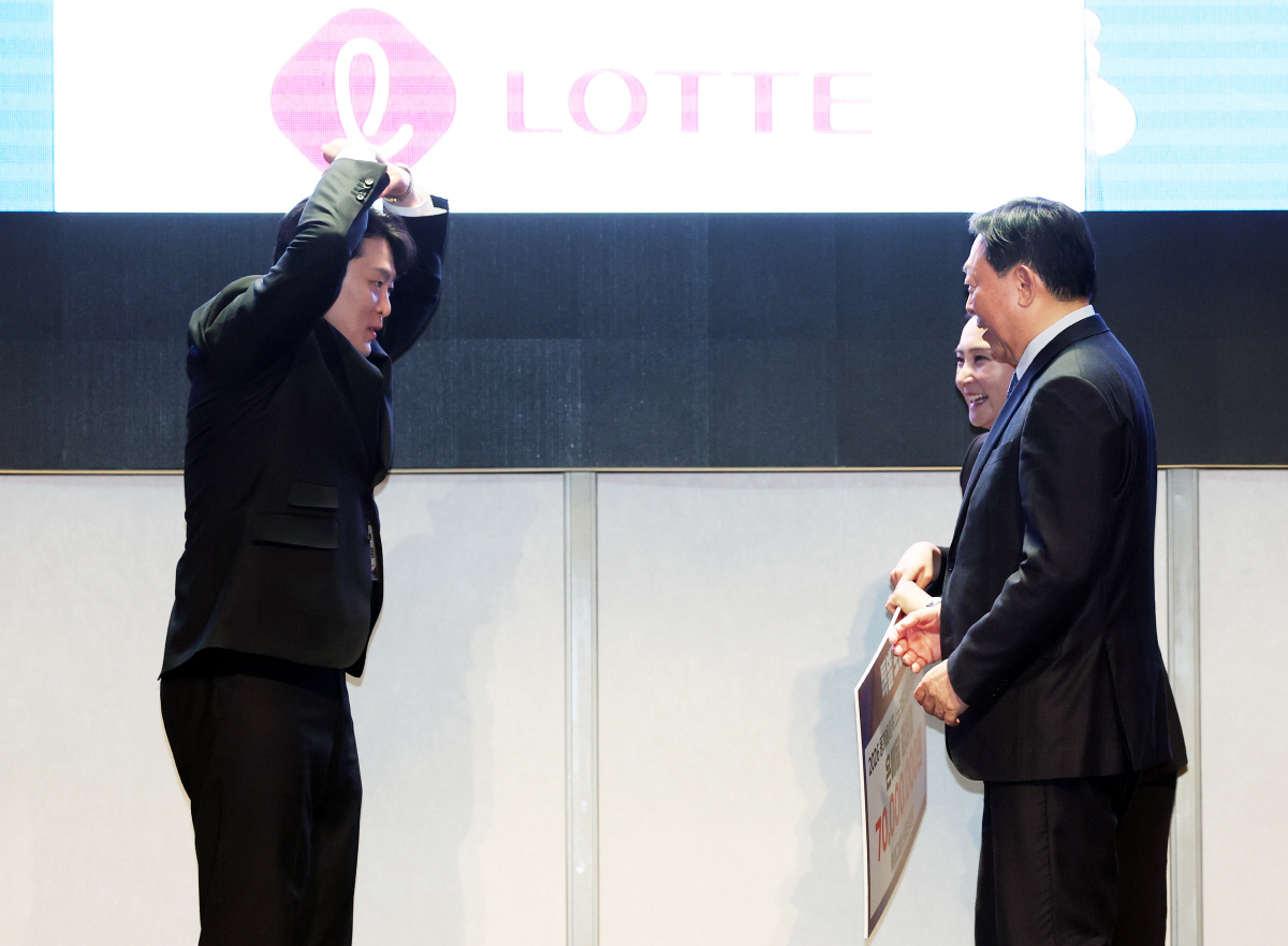 '찐 스키사랑' 신동빈 롯데 회장, '역대 최고 성적' 스키·스노보드 대…