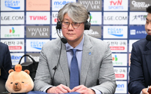 [현장인터뷰] 물 맞고 기자회견장 등장...'8연승' 손창환 감독 