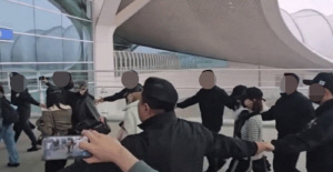 공항서 '강강술래'라니..하츠투하츠, 과잉 경호 논란 