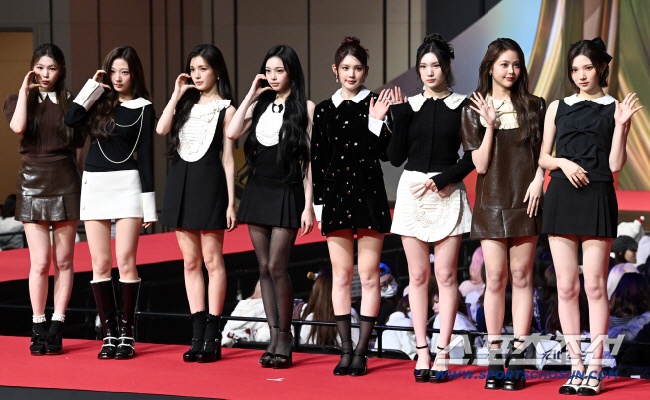 공항서 '강강술래'라니..하츠투하츠, 과잉 경호 논란 "대통령도 이렇게 …