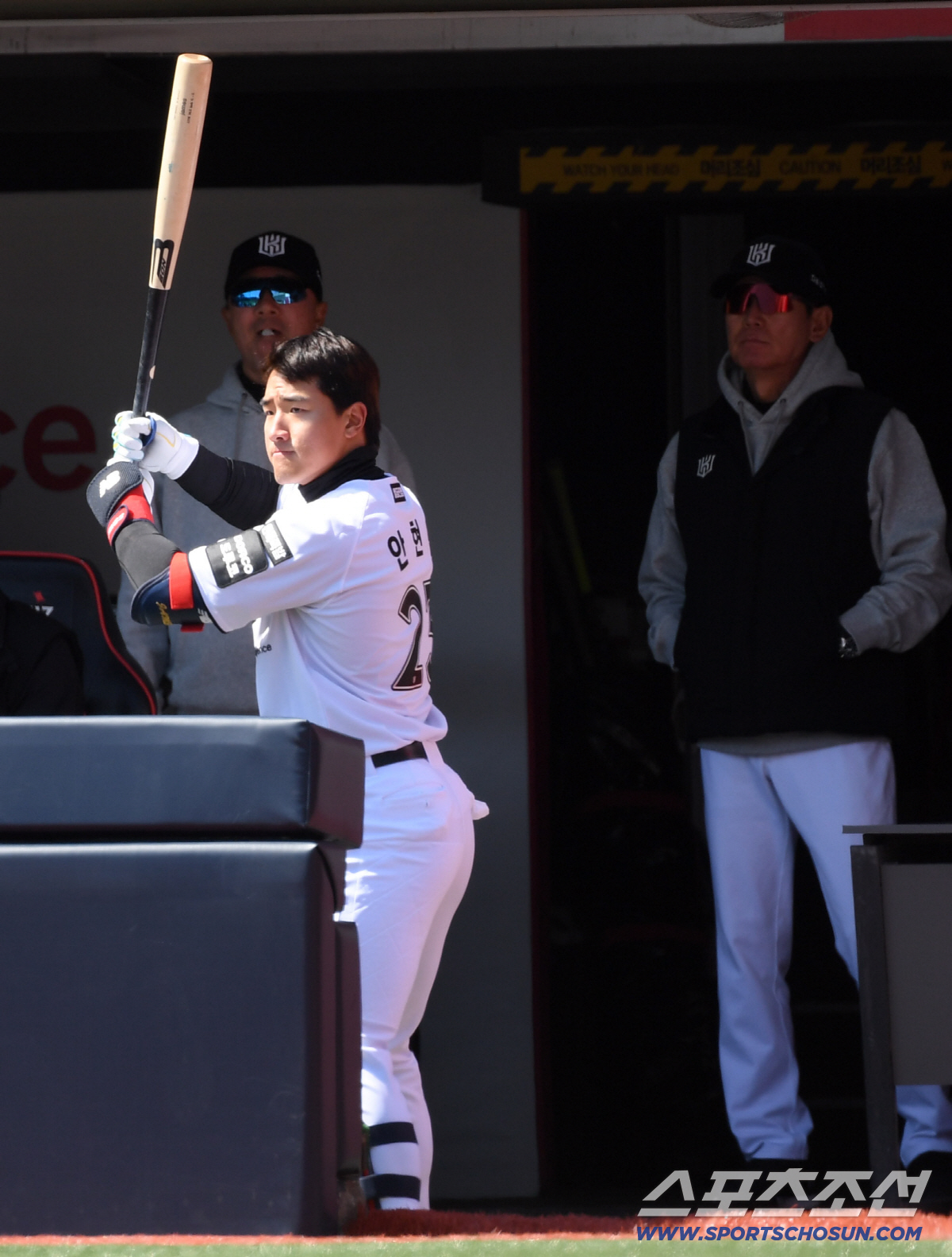 '진짜 괴물이네' 복귀전 보살→130m 장외포, 폭발한 안현민 감탄한 이…