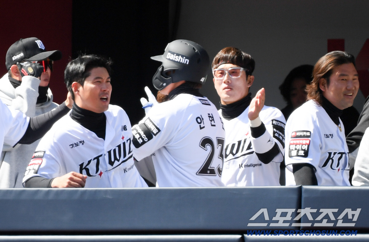 '진짜 괴물이네' 복귀전 보살→130m 장외포, 폭발한 안현민 감탄한 이…