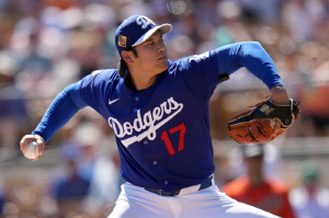 '폭염 속에서도 시속 160㎞' 미친 역투! '역시 투수 오타니' 엄지척…시범경기 기립박수→이번 시즌 '이도류' 기대되네