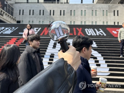 [BTS 컴백] 광화문·명동 패션·뷰티·외식·유통 '보라색 마케팅 들썩'