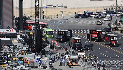 (서울=연합뉴스) 이진욱 기자 = 그룹 방탄소년단(BTS)의 광화문 공연을 앞둔 19일 서울 광화문광장에서 공연 준비작업이 이뤄지고 있다. 2026.3.19 cityboy@yna.co.kr