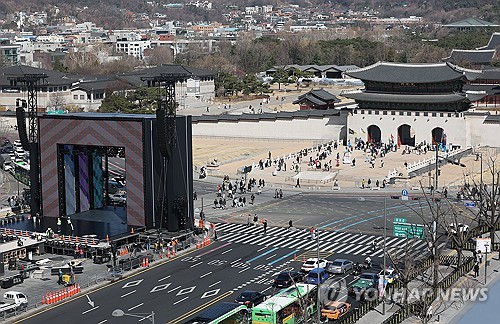 (서울=연합뉴스) 김성민 기자 = 그룹 방탄소년단(BTS)의 광화문 공연을 앞둔 19일 서울 종로구 광화문광장에 무대가 설치돼 있다. 2026.3.19 ksm7976@yna.co.kr
