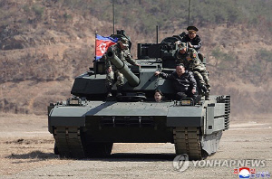 北주애, 아버지 태우고 탱크 운전…김정은 