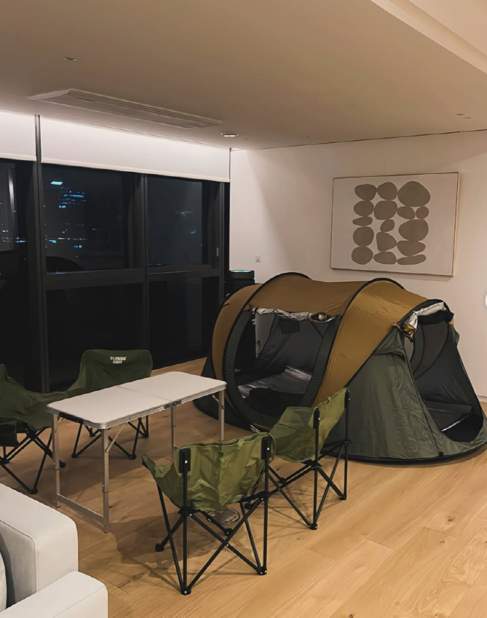 김옥빈, ♥신혼집 거실 크기가 운동장...집안에 캠핑장 차렸네 "오히려 …